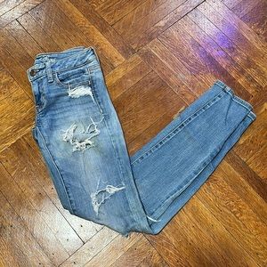 00 AE Low rise stretch distressed skinny light wash jeans